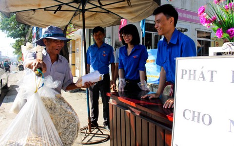 Bạn trẻ tặng bánh mì cho bác xe ôm, bé đánh giày