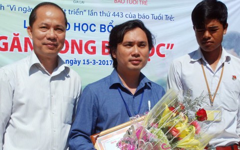 Báo Tuổi Trẻ trao giải thưởng cho 'thầy đưa trò từ rẫy trở về'