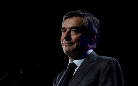 Ứng viên tổng thống Pháp Fillon bị điều tra vì nhận quà