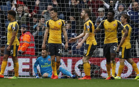 Arsenal thảm bại trước West Brom