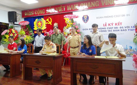 CSGT kết nghĩa cơ sở đoàn để đảm bảo an toàn giao thông