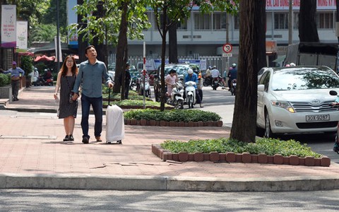 Audio 21-3: Bàn đề án kinh doanh trên vỉa hè