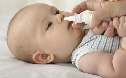 Cẩn trọng khi dùng thuốc nhỏ mũi cho trẻ