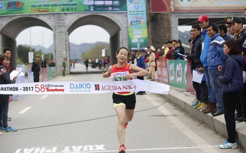 Hoàng Thị Thanh và Vũ Văn Sơn giành HCV marathon Giải báo Tiền Phong