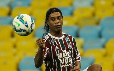 Ronaldinho và anh em De Boer đến VN với chiếc Cúp Champions League