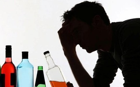 Lấy cồn pha rượu uống, một người chết sau 4 ngày cấp cứu