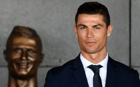 Tượng Ronaldo, nhưng giống cầu thủ ​Niall Quinn!