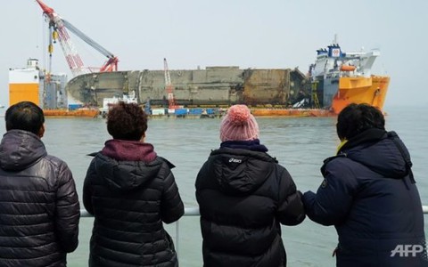 Xác phà Sewol đang về bến cảng