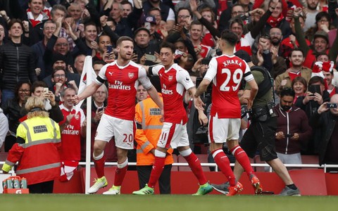 Arsenal chật vật cầm chân M.C tại Emirates