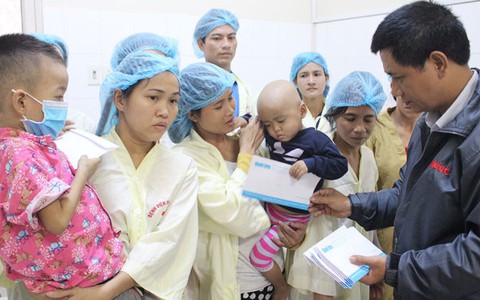 Quà 'Giấc mơ đêm mùa đông' đến với bệnh nhi ung thư Huế