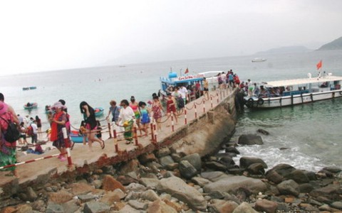 Lo ngại khi xây thêm cầu tàu trong bảo tồn biển Hòn Mun