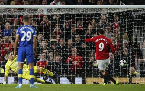 Ibrahimovic giúp M.U cầm chân Everton ở phút 90+4