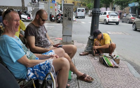 Vỉa hè Sài Gòn có cuộc sống sống động khác Singapore