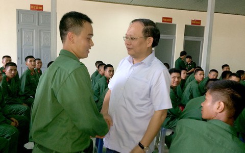 Lãnh đạo TP thăm chiến sĩ mới của Sư đoàn 5