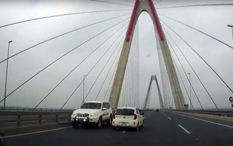Sẽ xử nghiêm xe Bộ Y tế lao ngược chiều trên cầu Nhật Tân