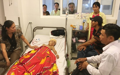 Chặt cây đổ đè trúng hai chị em