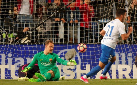 Neymar bị đuổi, Barca thua trắng Malaga