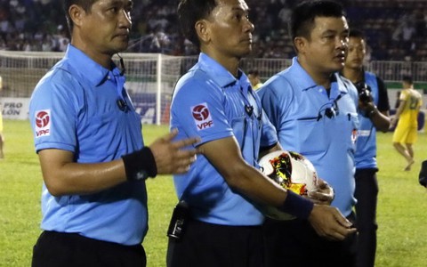 Đình chỉ công tác trọng tài Xuân Nguyện và trợ lý Phú Hưng