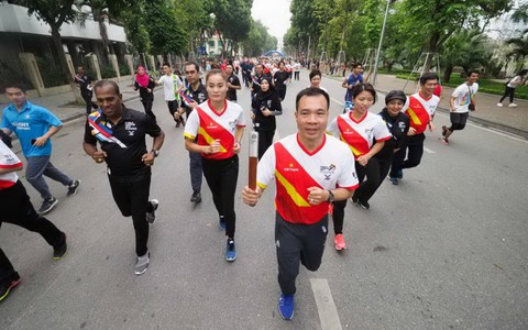 ​Xạ thủ Hoàng Xuân Vinh chạy tiếp sức hưởng ứng SEA Games 29