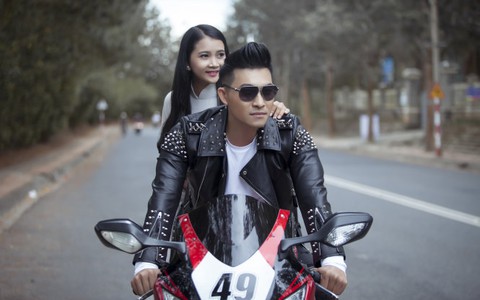 Người ngoài phố - MV về mối tình đầu của Nguyễn Hồng Ân