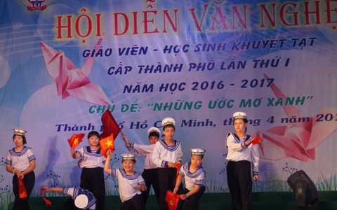 Rớt nước mắt khi xem clip học sinh khuyết tật thi văn nghệ