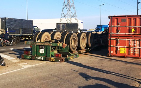 Vụ lật container thứ 6 tại khúc cua chân cầu Phú Hữu