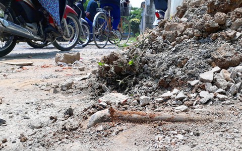 Dân phàn nàn tổ xử lý vỉa hè làm vỡ ống nước