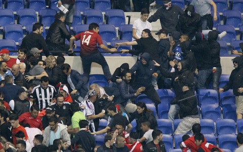 Trận Lyon - Besiktas đá muộn vì CĐV đánh nhau