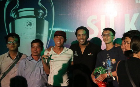 Người hâm mộ thỏa lòng bên Ronaldinho