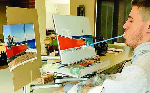 Họa sĩ vẽ bằng miệng