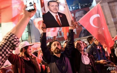 Tổng thống Erdogan giành quyền mở rộng quyền lực
