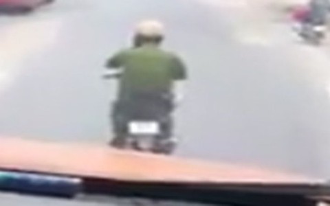 Tạm đình chỉ thiếu úy công an vừa chạy xe vừa gọi điện thoại