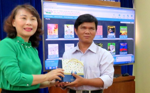 Tặng sách nói pháp luật đầu tiên cho người mù