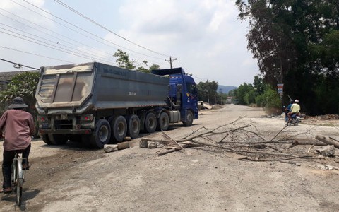 Dân chặn xe gây ô nhiễm, phá nát đường