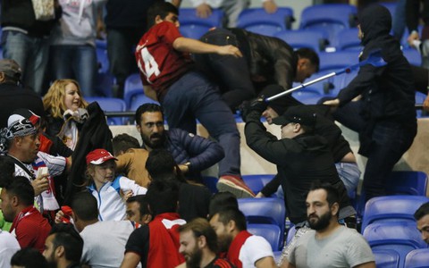 Điểm tin sáng 20-4: Lyon và Besiktas bị cấm thi đấu hai năm
