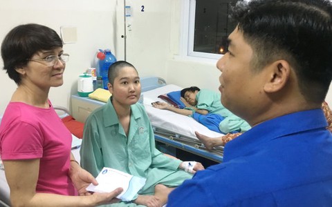 Nhiều tấm lòng chia sẻ với nữ sinh bị ung thư