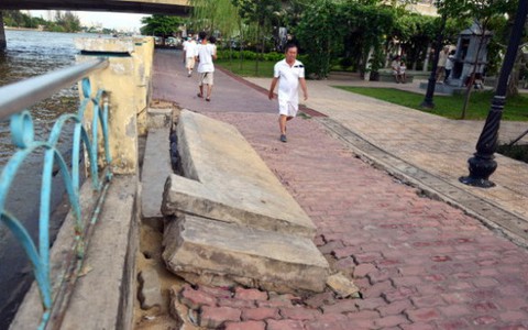 Bờ kè công viên Tầm Vu bị sụt lún