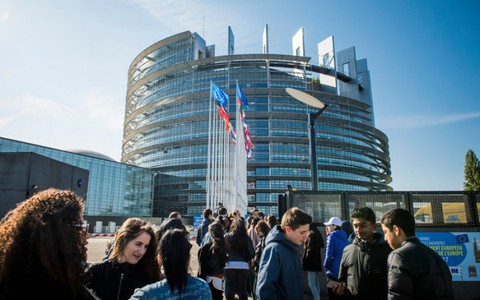 Bà Le Pen tiêu tốn 5 triệu euro cho các công việc khống?