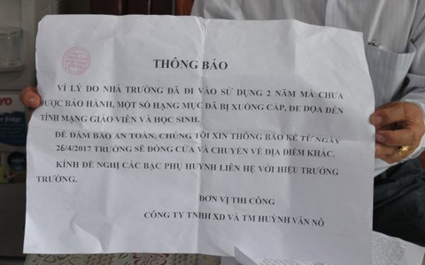 Khóa cửa phòng học để đòi …nợ
