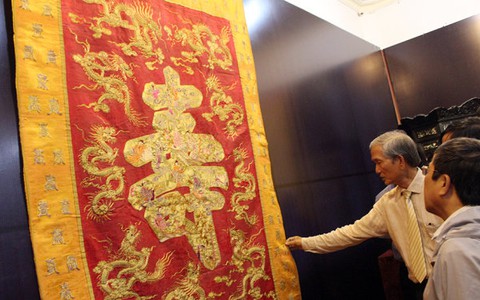 Chiêm ngưỡng cổ vật, gấm vóc vàng son thời Nguyễn