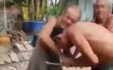 Con trai đánh cha ruột 85 tuổi gây phẫn nộ