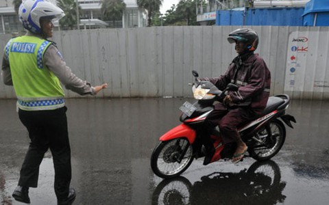 Bị chỉ trích, Jakarta chuyển sang cấm xe máy theo giờ