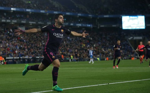 Suarez lập cú đúp, Barcelona đè bẹp Espanyol