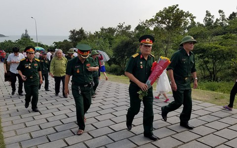 Du khách đổ về viếng mộ Đại tướng Võ Nguyên Giáp