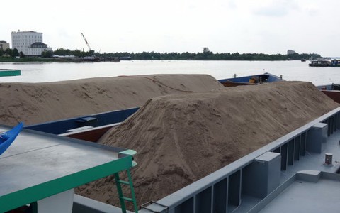 Chủ sà lan chở cát mua hóa đơn để đối phó công an