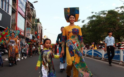 Trang nghiêm lễ tế tổ bách nghệ bên dòng Hương