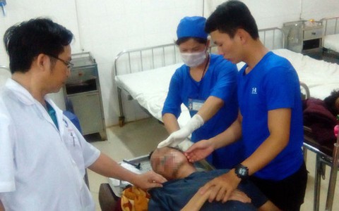 Một người nhập viện cấp cứu sau hai ngày bị tạm giam