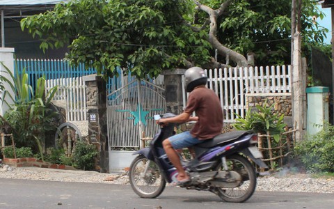 Nhầm tiếng Việt ra tiếng Anh, bé gái bị đánh, lột trần đẩy ra đường