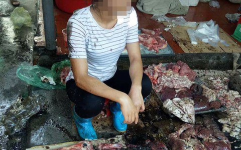 Bắt khẩn cấp hai nghi phạm hắt dầu nhớt vào sạp thịt heo