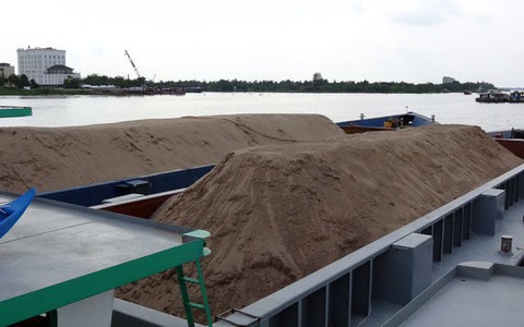 Phạt 14 chủ sà lan chở khoáng sản không hợp pháp